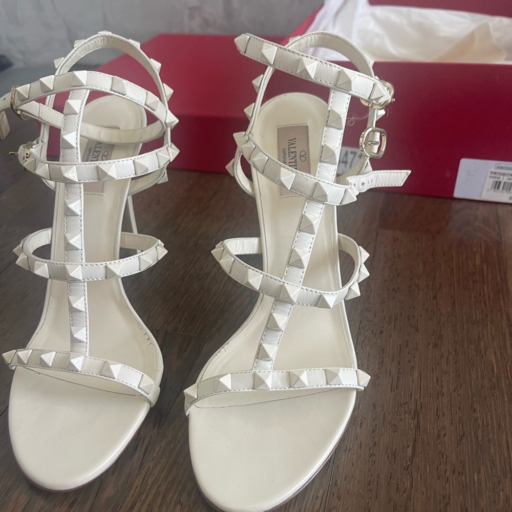 Valentino rockstud t strap ivory 105 Size 39.5
